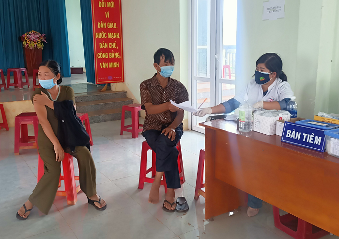 Xã Cư Mốt triển khai tiêm vắc xin phòng Covid-19 mũi 3 an toàn, hiệu quả